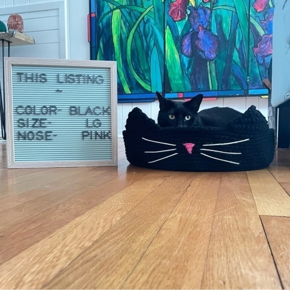 NWT Handmade Large Cat Bed Black / Pink Nose 16” x 4” Crocheted Pet